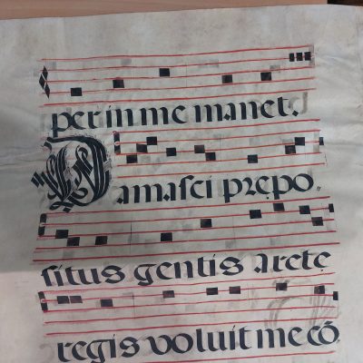 Pergamino en piel antiguo hoja de cantoral Siglo XVII