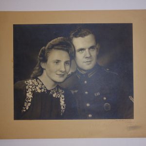 FOTOGRAFÍA SOLDADO ALEMÁN Y SU MUJER. II SEGUNDA GUERRA MUNDIAL. WWII. 31 X 41 CM.